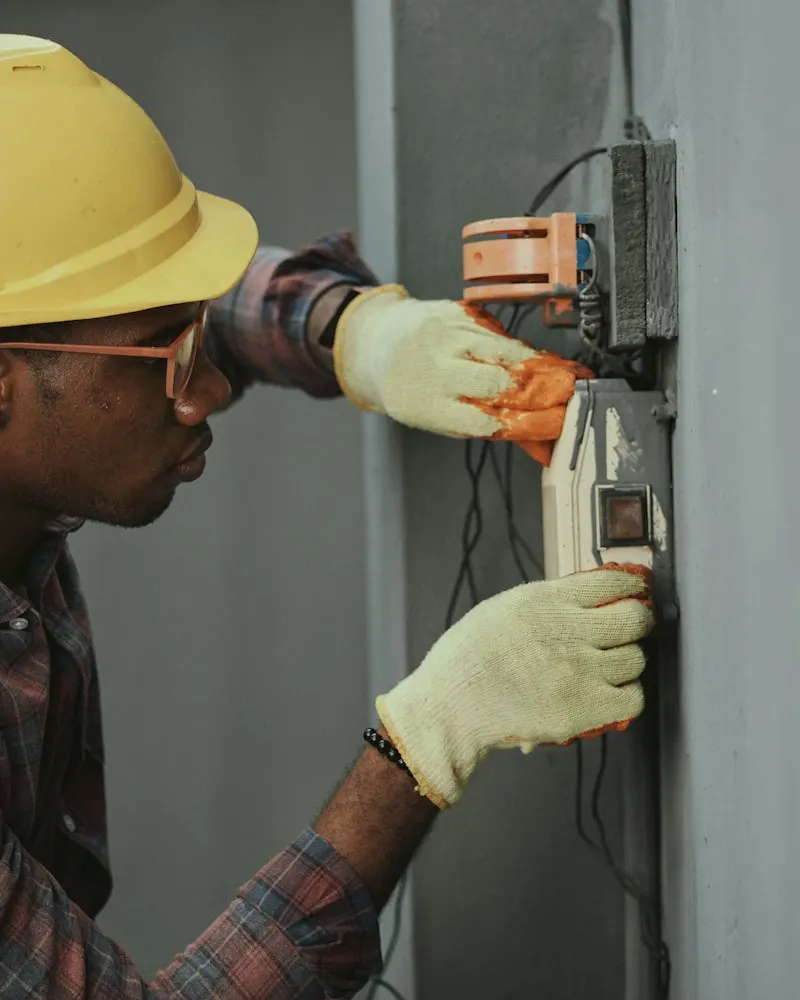 Electricista trabajando en un tablero