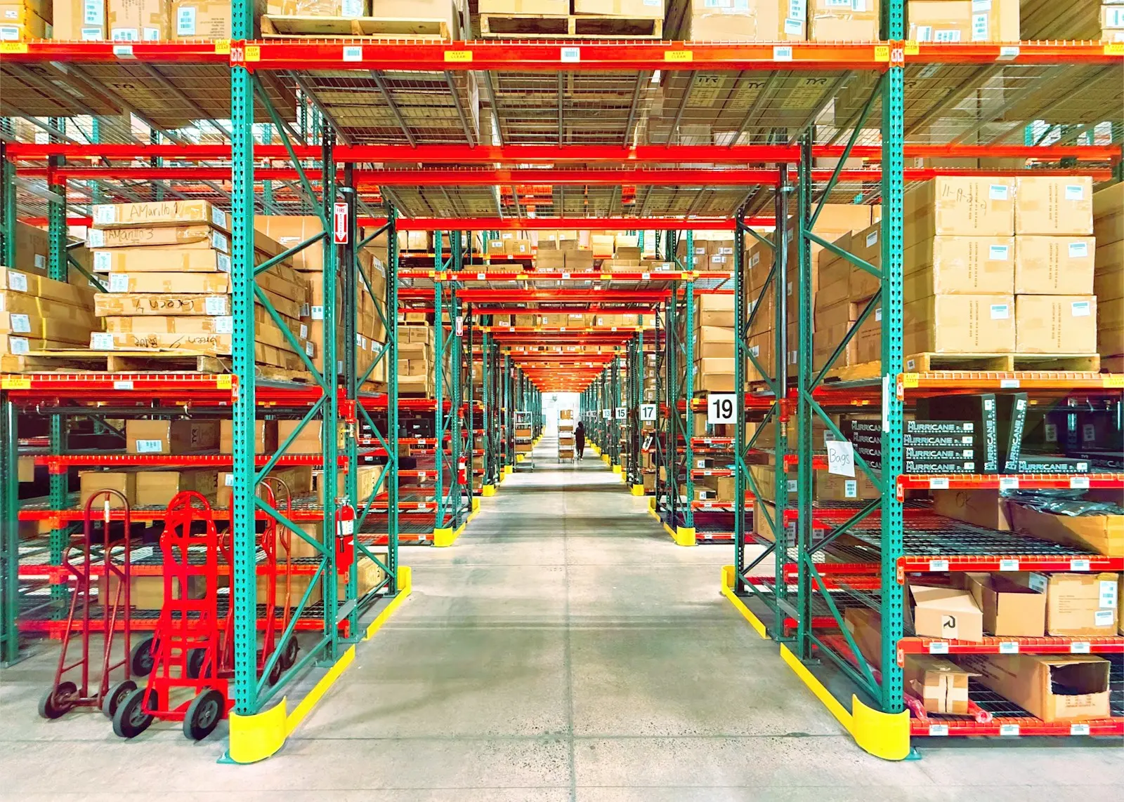Almacén industrial con estanterías