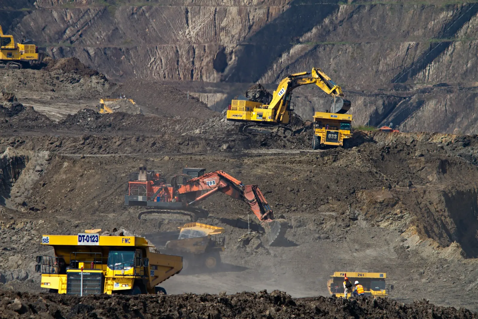 Excavadoras y camiones en una operación minera
