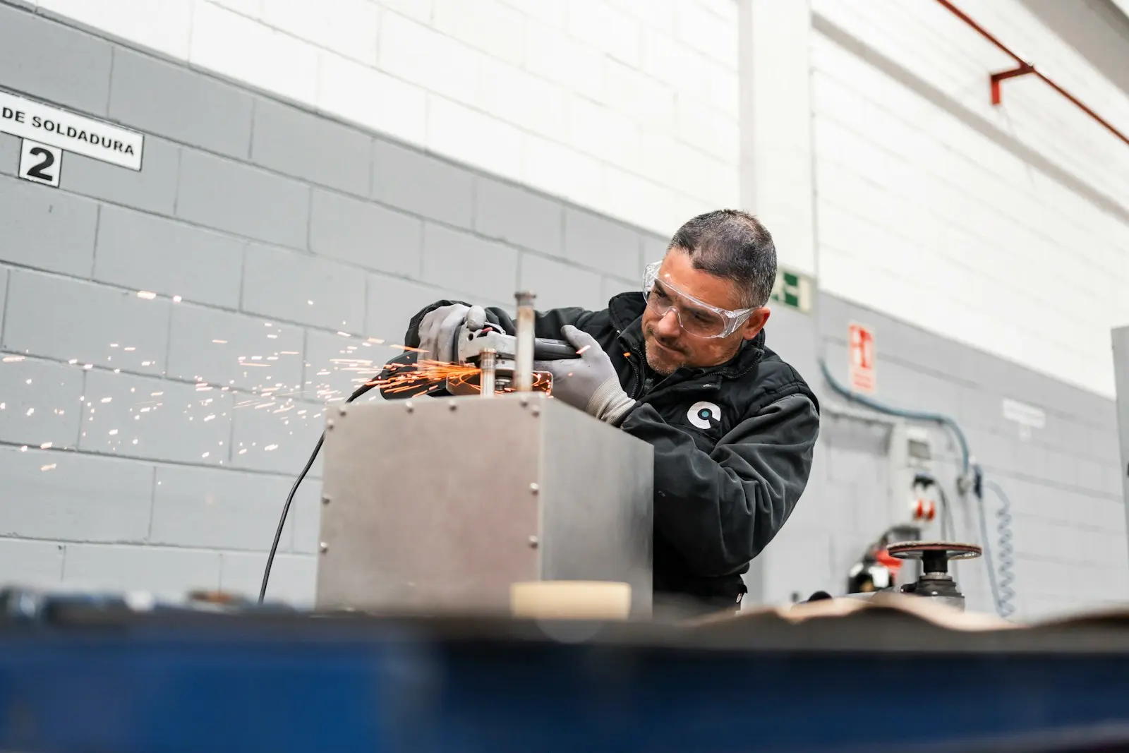 Trabajo industrial con amoladora